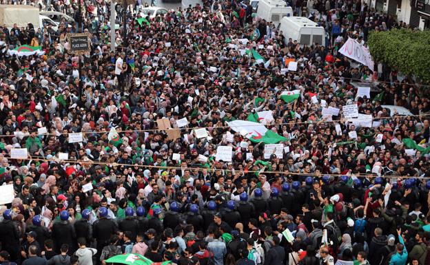 Manifestantes en una plaza de Argel.