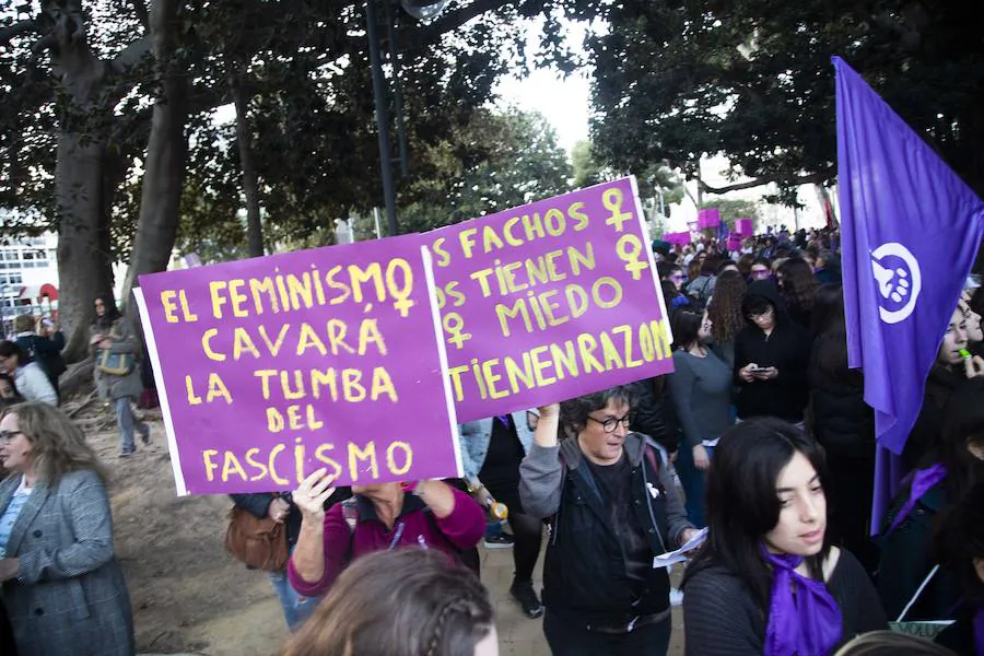 Miles de personas se manifiestan por las calles de la ciudad portuaria en favor del feminismo en el Día Internacional de la Mujer 