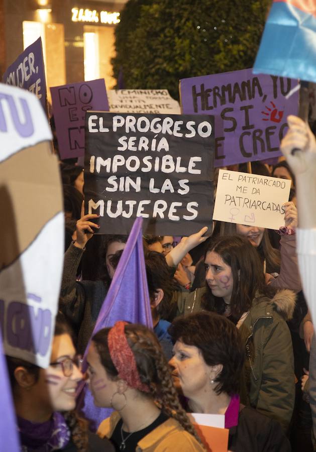 Miles de personas se manifiestan por las calles de la ciudad portuaria en favor del feminismo en el Día Internacional de la Mujer 