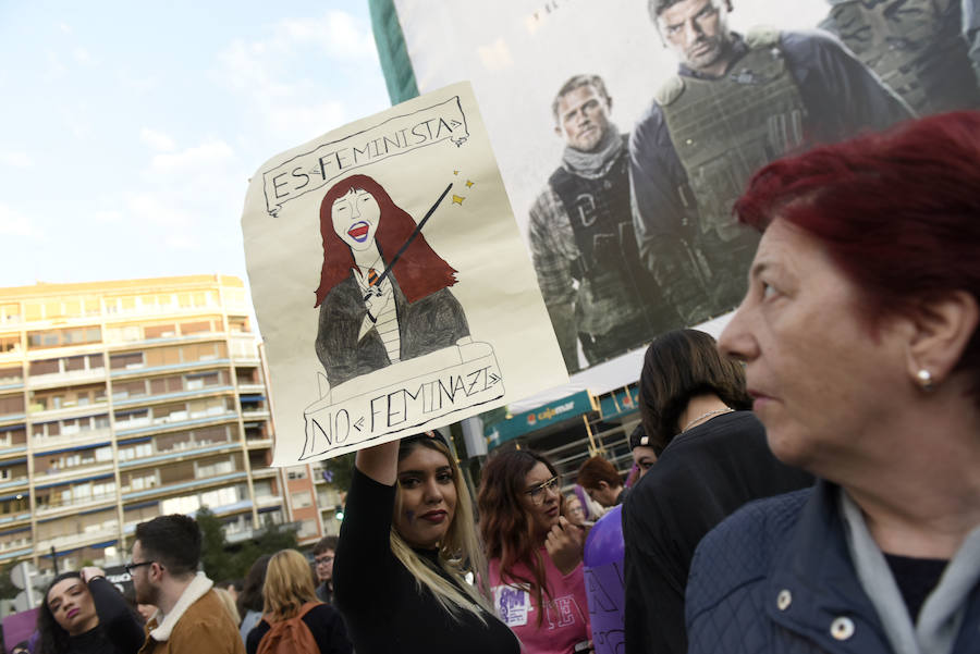 La gran marcha por en el Día Internacional de la Mujer arranca en el centro de Murcia con el recuerdo de la jornada histórica vivida hace ahora un año
