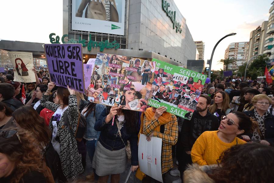 La gran marcha por en el Día Internacional de la Mujer arranca en el centro de Murcia con el recuerdo de la jornada histórica vivida hace ahora un año