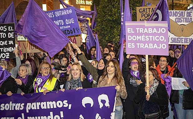 Varios miles de personas se han manifestado para defender los derechos de las mujeres.
