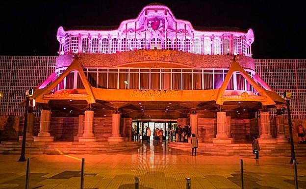 La Asamblea Regional, en Cartagena, iluminada de color violeta con motivo del Día Internacional de la Mujer.