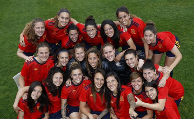 La selección femenina, con su nueva camiseta. 