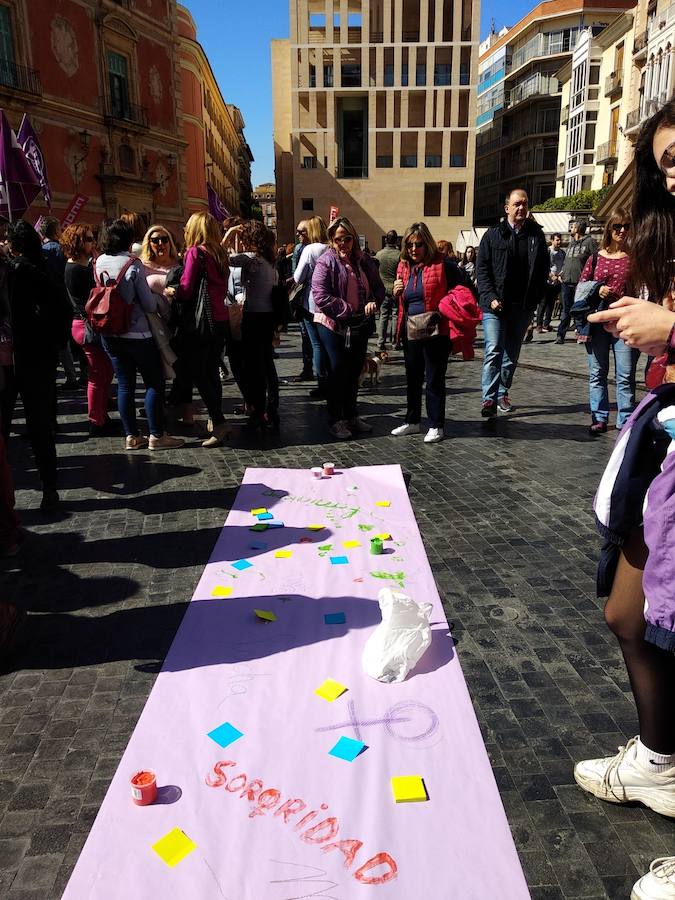 Fotos: Cientos de personas se concentran en Murcia para calentar el 8M
