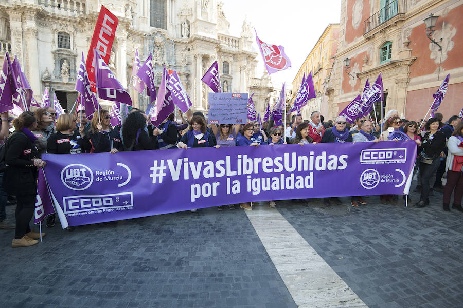 Fotos: Cientos de personas se concentran en Murcia para calentar el 8M