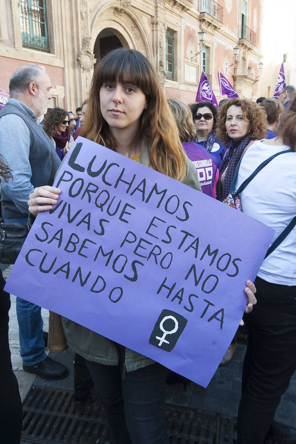 Fotos: Cientos de personas se concentran en Murcia para calentar el 8M