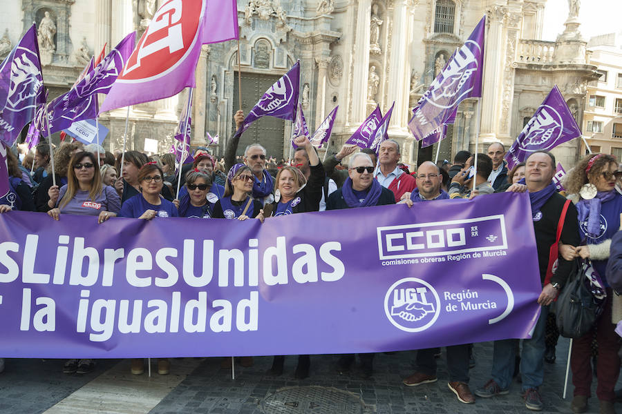 Fotos: Cientos de personas se concentran en Murcia para calentar el 8M