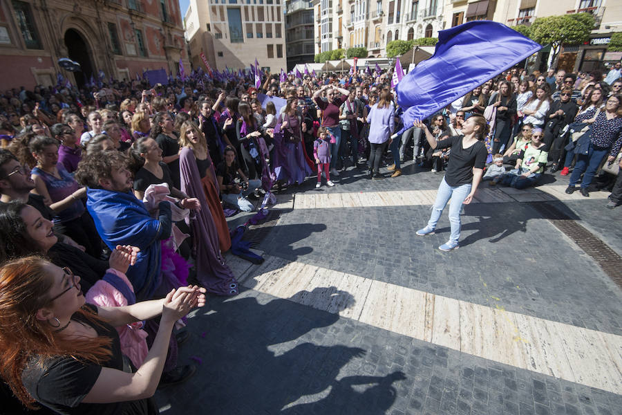 Fotos: Cientos de personas se concentran en Murcia para calentar el 8M