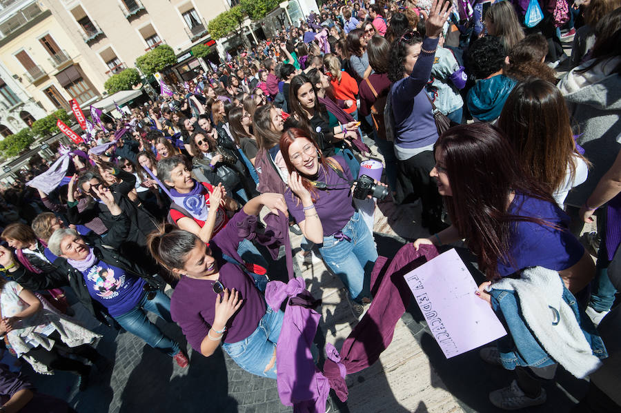 Fotos: Cientos de personas se concentran en Murcia para calentar el 8M
