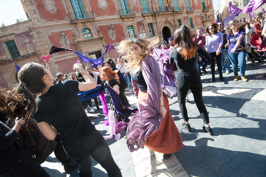 Fotos: Cientos de personas se concentran en Murcia para calentar el 8M