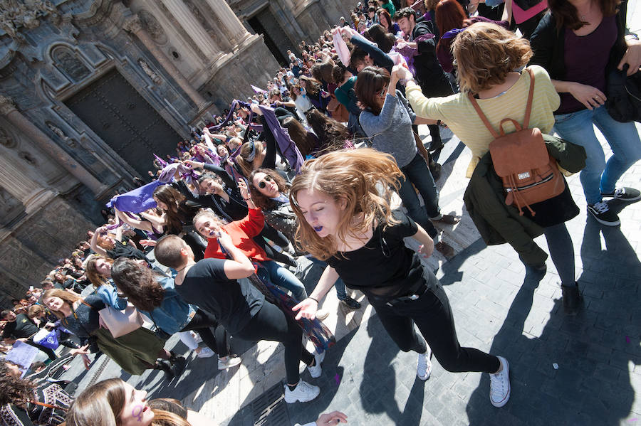 Fotos: Cientos de personas se concentran en Murcia para calentar el 8M
