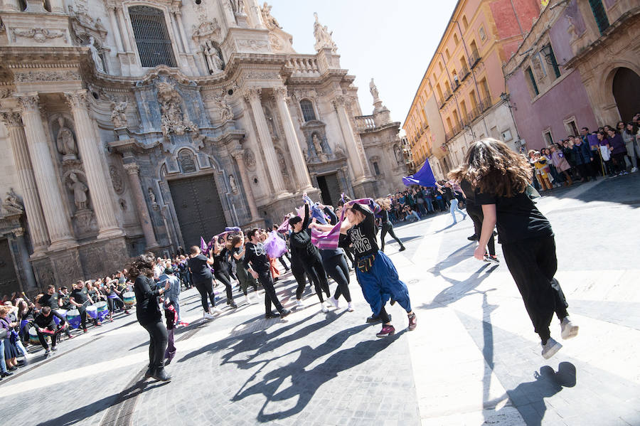 Fotos: Cientos de personas se concentran en Murcia para calentar el 8M