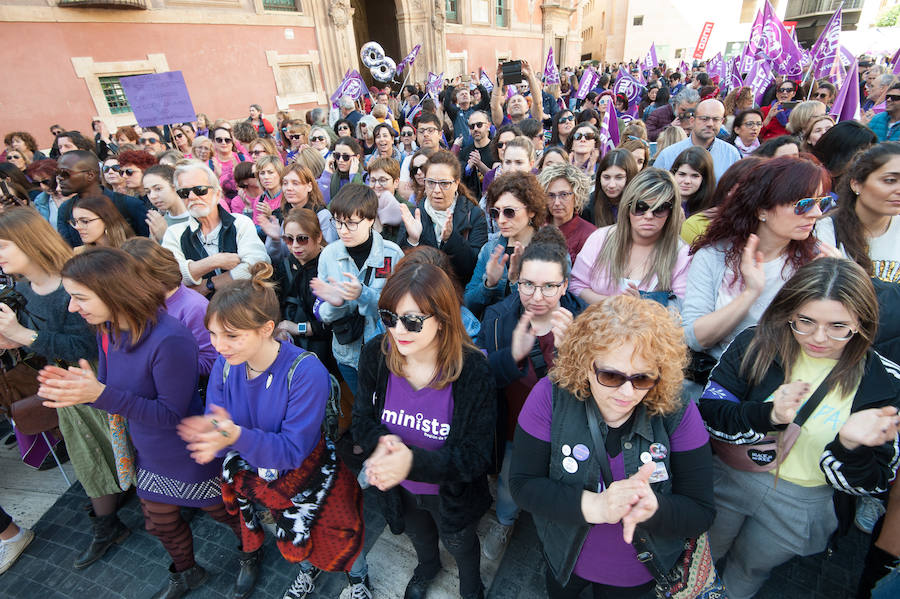 Fotos: Cientos de personas se concentran en Murcia para calentar el 8M