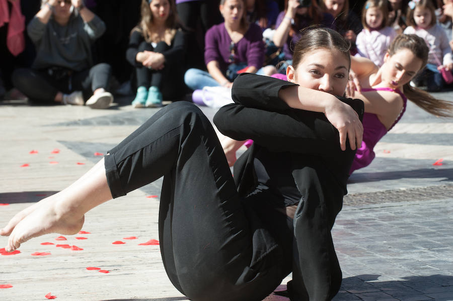 Fotos: Cientos de personas se concentran en Murcia para calentar el 8M