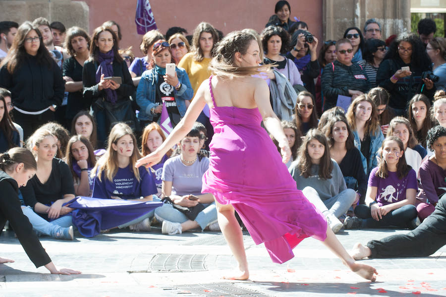 Fotos: Cientos de personas se concentran en Murcia para calentar el 8M