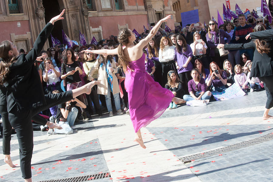 Fotos: Cientos de personas se concentran en Murcia para calentar el 8M