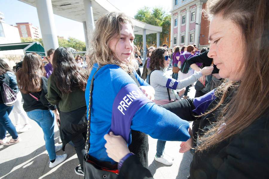 Fotos: Cientos de personas se concentran en Murcia para calentar el 8M