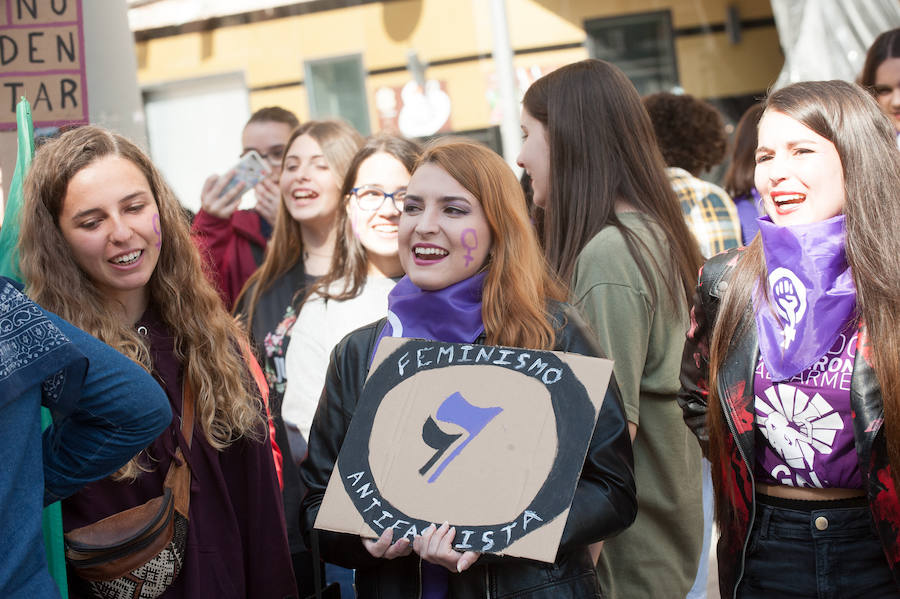 Fotos: Cientos de personas se concentran en Murcia para calentar el 8M