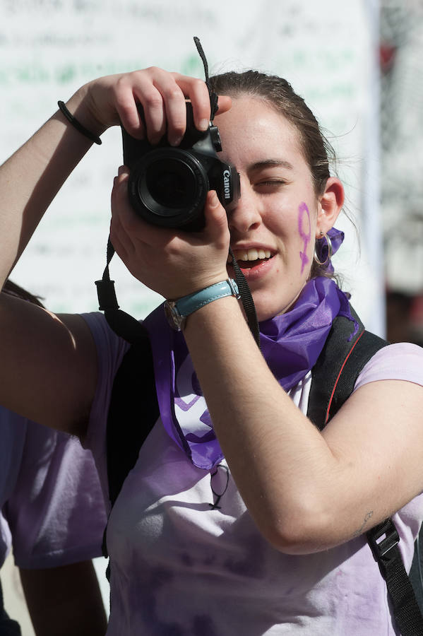 Fotos: Cientos de personas se concentran en Murcia para calentar el 8M