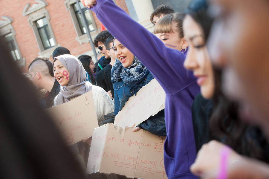 Fotos: Cientos de personas se concentran en Murcia para calentar el 8M