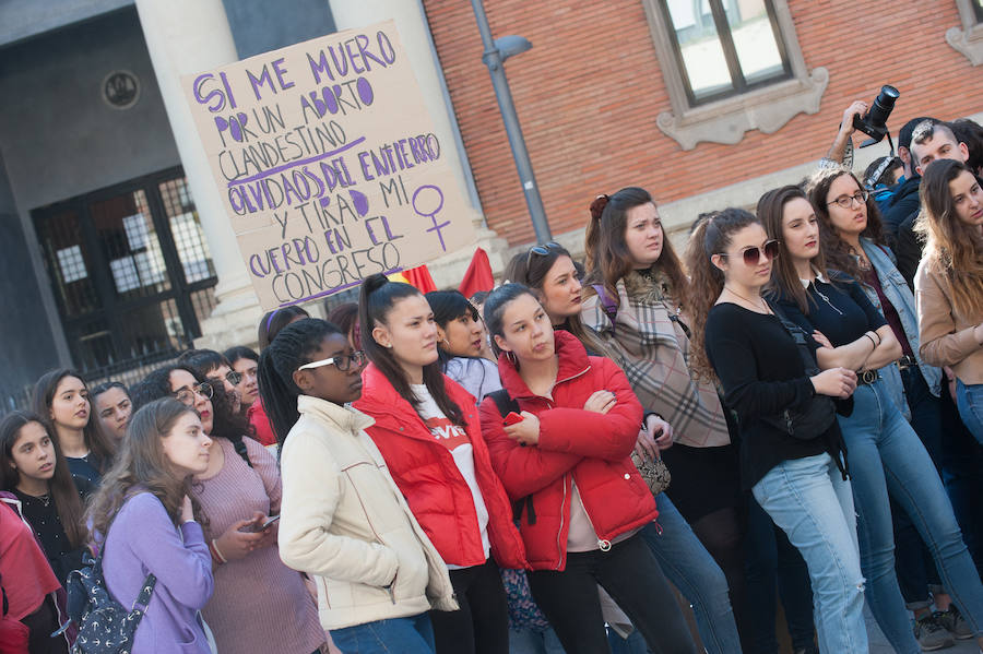 Fotos: Cientos de personas se concentran en Murcia para calentar el 8M