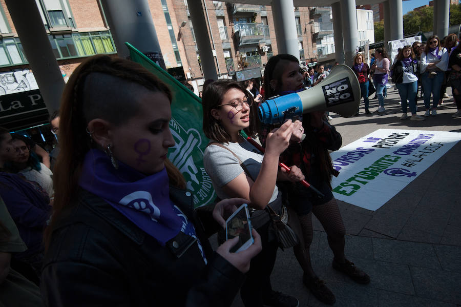 Fotos: Cientos de personas se concentran en Murcia para calentar el 8M
