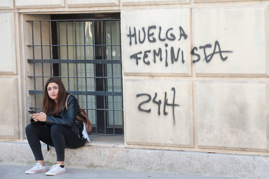 Fotos: Cientos de personas se concentran en Murcia para calentar el 8M