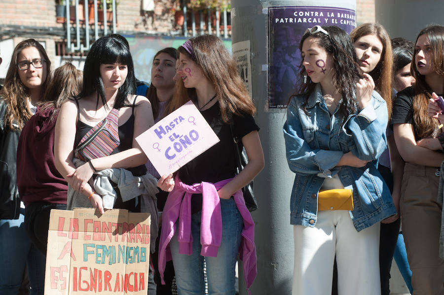 Fotos: Cientos de personas se concentran en Murcia para calentar el 8M