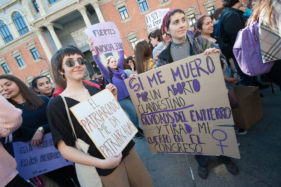 Fotos: Cientos de personas se concentran en Murcia para calentar el 8M