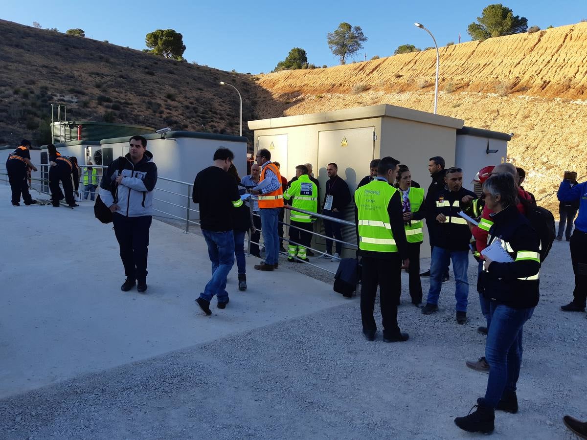 Decenas de vecinos participaron ayer en un simulacro de accidente ferroviario