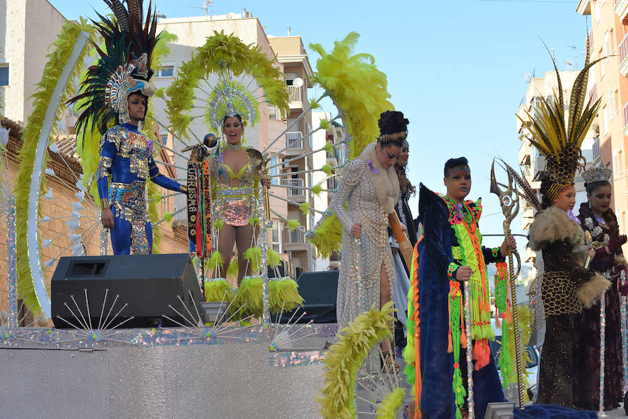 32 peñas carnavaleras llegadas de otros puntos llenan las calles de fiesta y color en una cita que bate récords