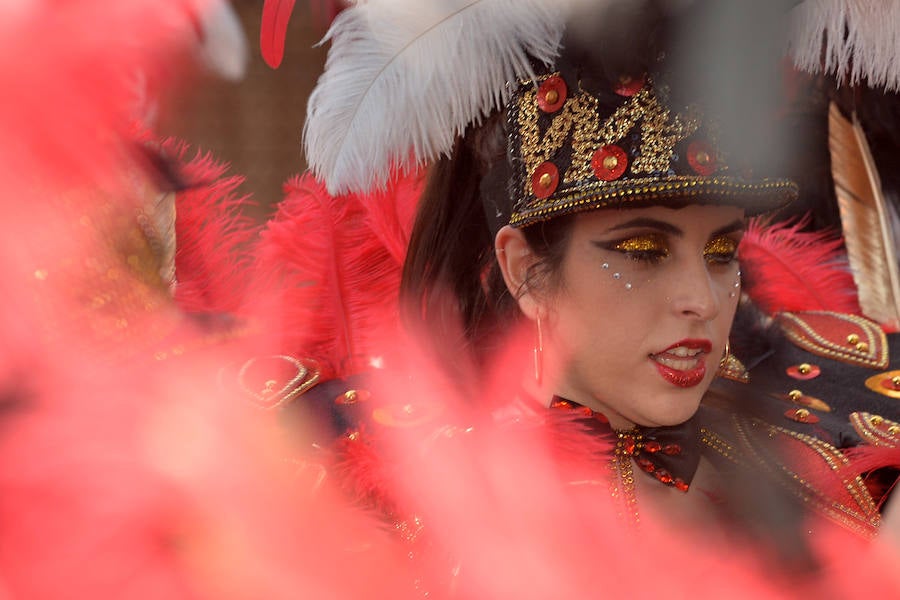 32 peñas carnavaleras llegadas de otros puntos llenan las calles de fiesta y color en una cita que bate récords