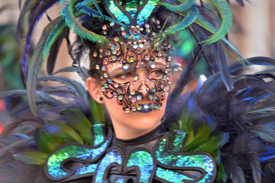 32 peñas carnavaleras llegadas de otros puntos llenan las calles de fiesta y color en una cita que bate récords