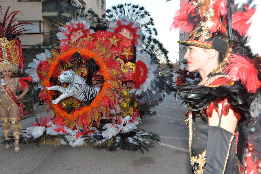 32 peñas carnavaleras llegadas de otros puntos llenan las calles de fiesta y color en una cita que bate récords