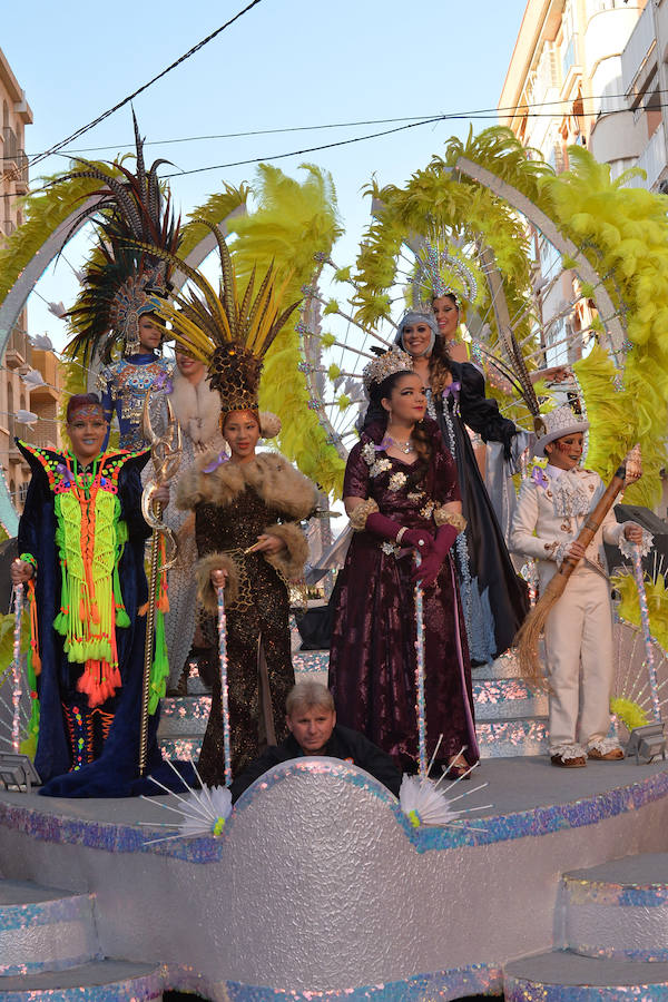 32 peñas carnavaleras llegadas de otros puntos llenan las calles de fiesta y color en una cita que bate récords