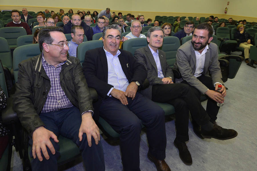 La vicepresidenta del Gobierno y secretaria de Igualdad del PSOE, Carmen Calvo, ha remarcado que el gobierno socialista «ha convertido en 9 meses la política en respuesta»