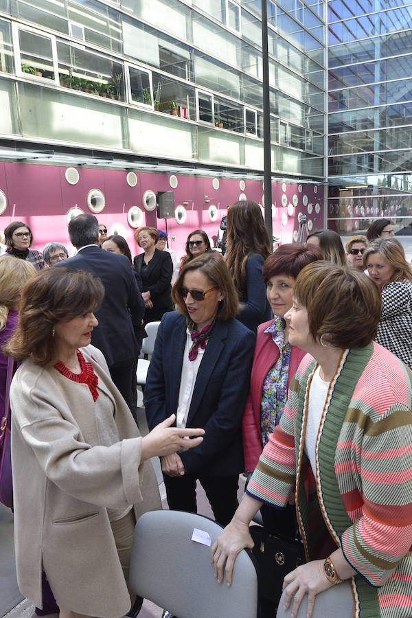 La vicepresidenta del Gobierno y secretaria de Igualdad del PSOE, Carmen Calvo, ha remarcado que el gobierno socialista «ha convertido en 9 meses la política en respuesta»