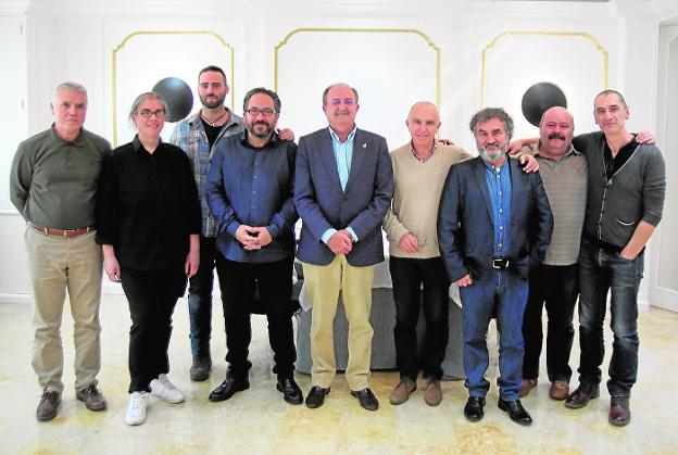 Tomás Martínez Pagán, en el centro, rodeados de los artistas colaboradores. 