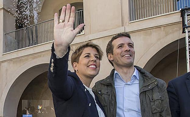 Noelia Arroyo, junto a Pablo Casado, este sábado en Cartagena. 