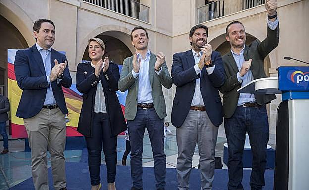 Teodoro García, Noelia Arroyo, Pablo Casado, Fernando López Miras y Joaquín Segado, este sábado en Cartagena. 