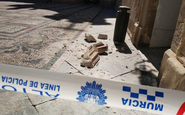 Se desprende parte de la fachada del Museo Catedralicio de Murcia