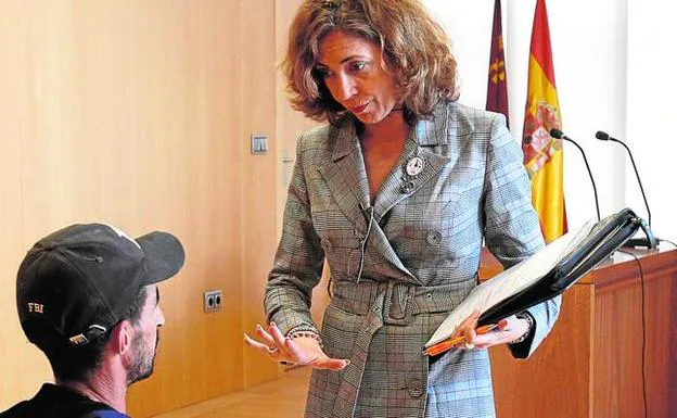 La abogada María José Sánchez explica a su cliente los términos de un acuerdo. 