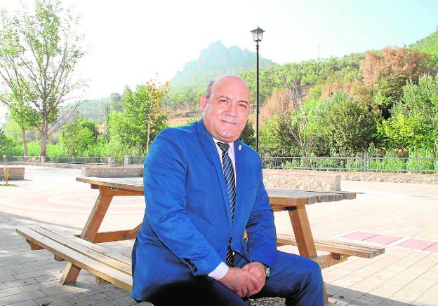 El alcalde de Cieza, Pascual Lucas Díaz, posa en el paseo ribereño, junto al río Segura. 