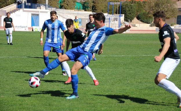 Germán intenta hacerse con la pelota en el duelo ante el colista.