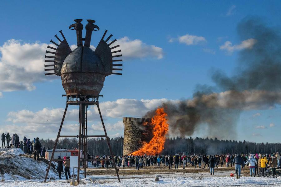 Shrovetide o Maslenitsa es una antigua ceremonia de despedida al invierno, tradicionalmente celebrada en Bielorrusia, Rusia y Ucrania e implica la quema de una gran efigie