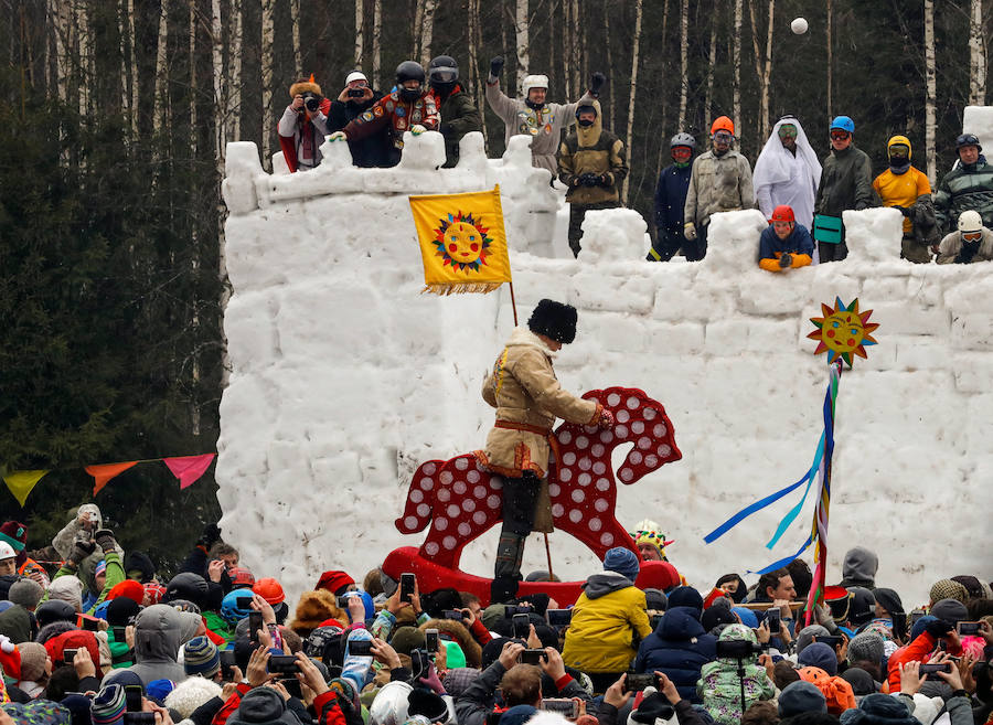 Shrovetide o Maslenitsa es una antigua ceremonia de despedida al invierno, tradicionalmente celebrada en Bielorrusia, Rusia y Ucrania e implica la quema de una gran efigie