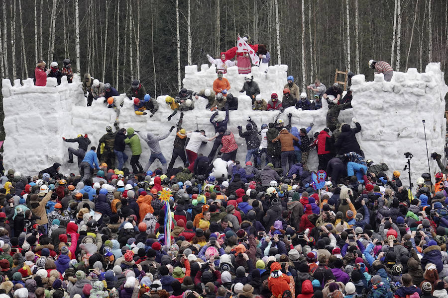 Shrovetide o Maslenitsa es una antigua ceremonia de despedida al invierno, tradicionalmente celebrada en Bielorrusia, Rusia y Ucrania e implica la quema de una gran efigie