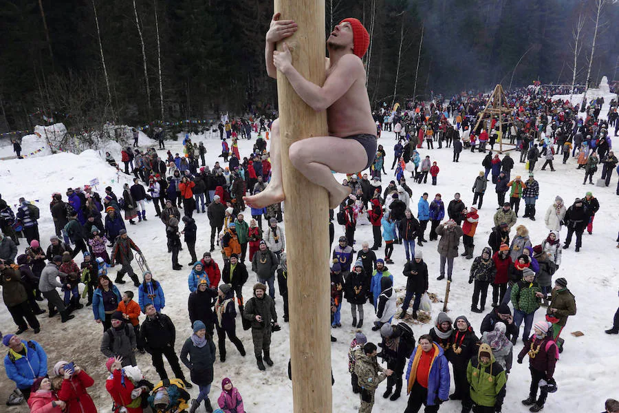 Shrovetide o Maslenitsa es una antigua ceremonia de despedida al invierno, tradicionalmente celebrada en Bielorrusia, Rusia y Ucrania e implica la quema de una gran efigie