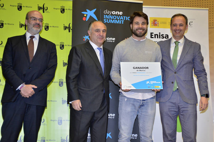 La empresa Nido Robotics se alza con el premio Emprendedores XXI en la Región. Además de un cheque de 5.000 euros, el galardón les brinda la oportunidad de pasar una temporada en Silicon Valley o la universidad de Cambridge